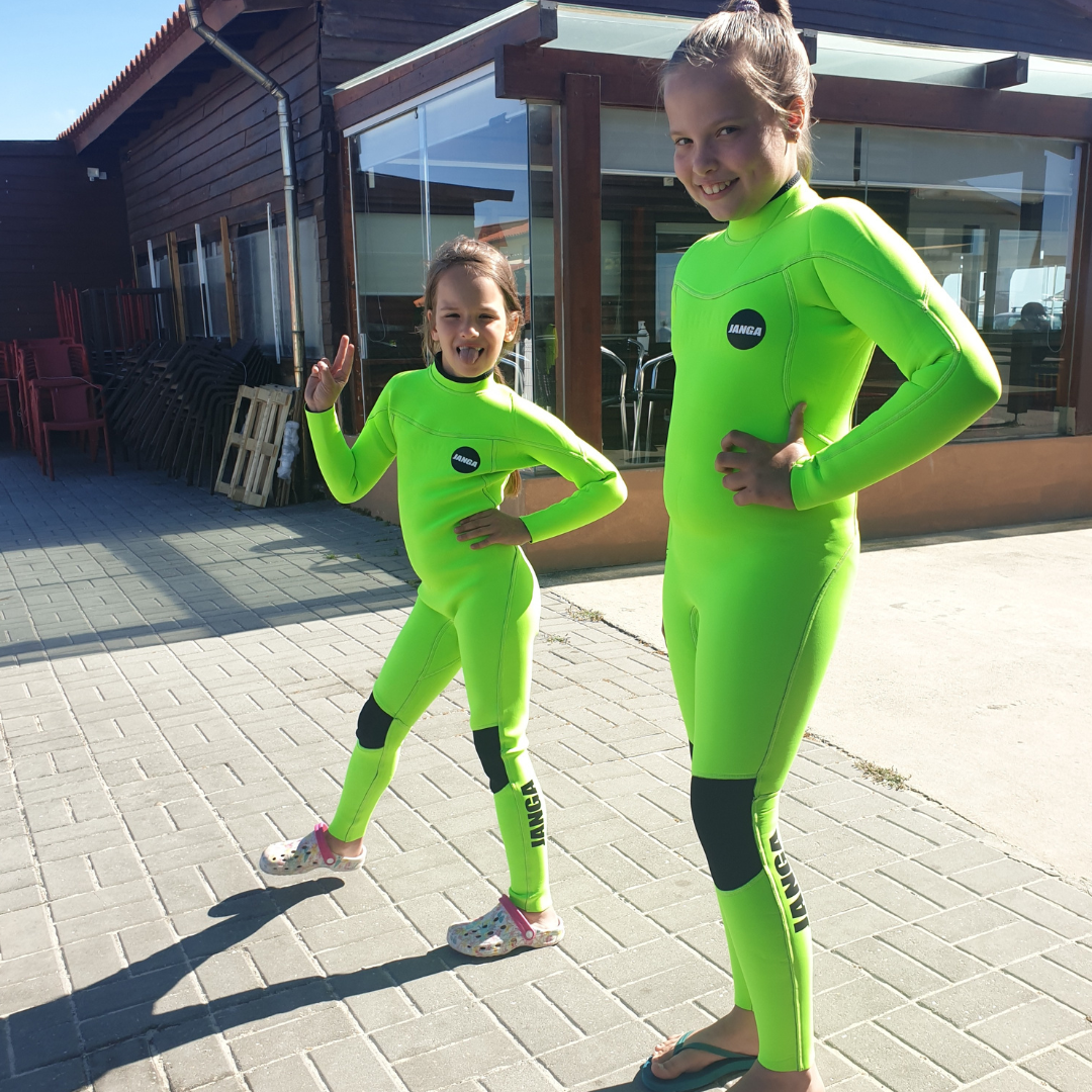 Action shot – Child surfing in JANGA Fineline 4/3mm bright wetsuit