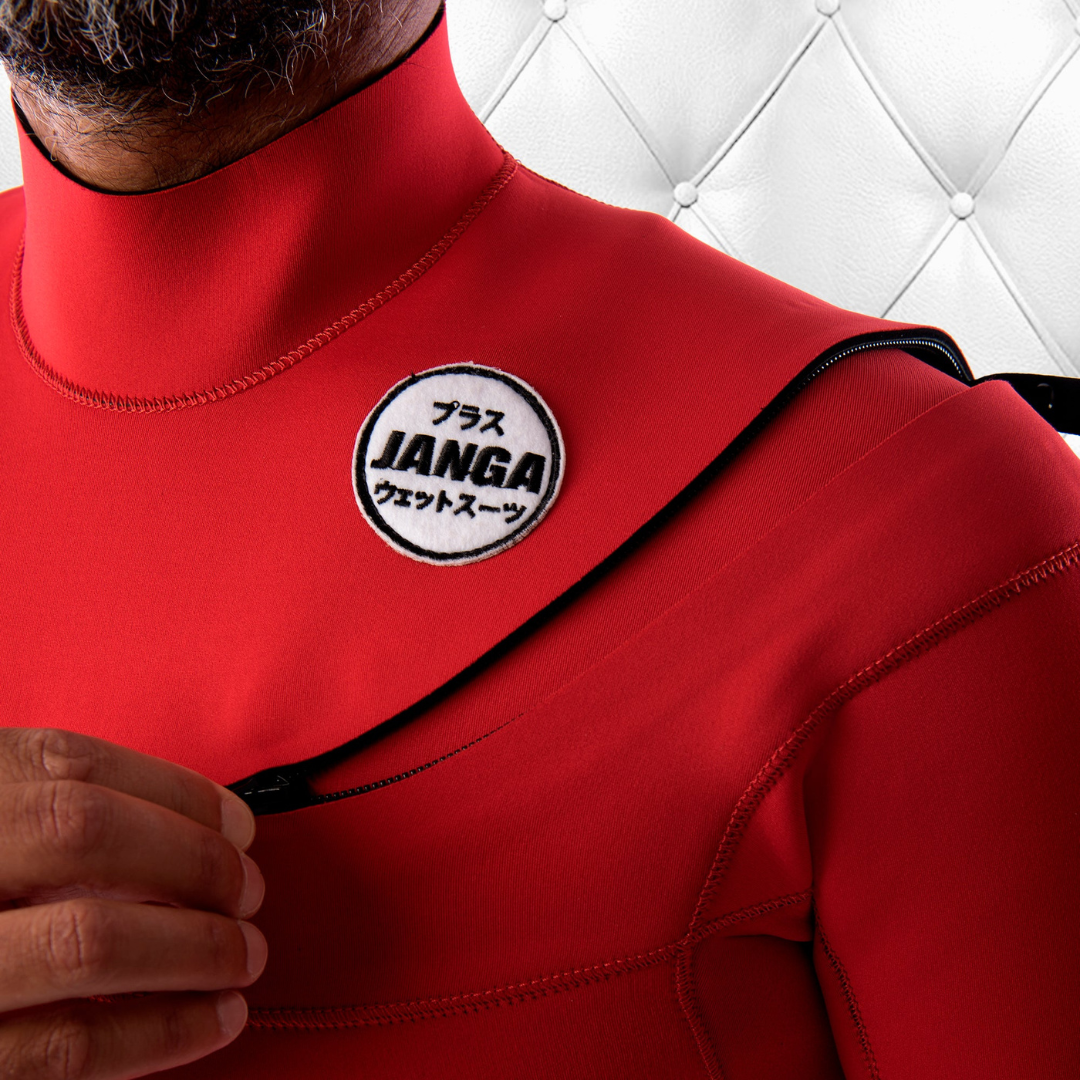 Close-up of RING OF FIRE easy entry system – JANGA PLUS SERIES 4/3mm Red wetsuit
