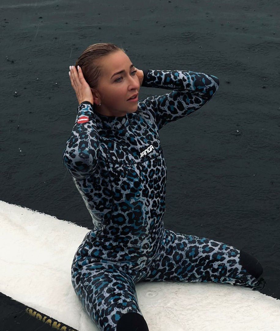 Front view – JANGA 4/3mm Grey wetsuit with super-stretch JANGAprene