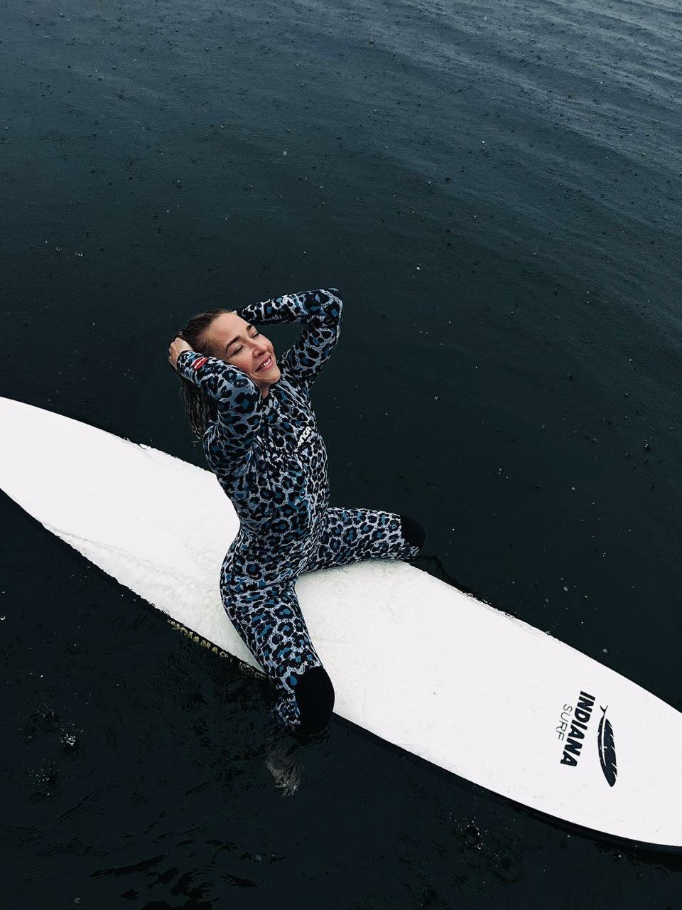 Surf action shot – JANGA 4/3mm Grey wetsuit for 12–17°C water