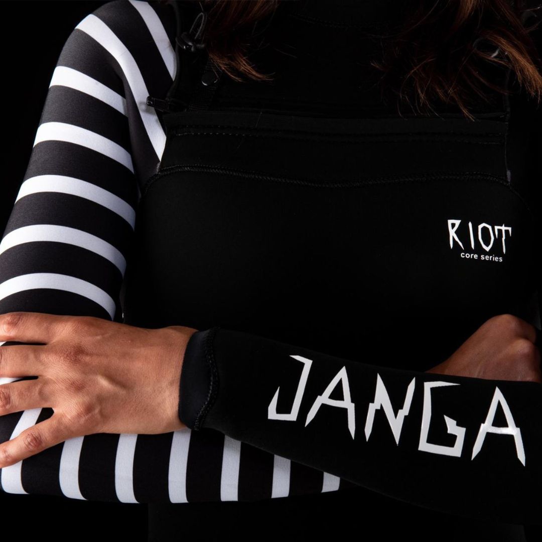 Close-up of neoprene- Female surfer in JANGA Riot 4/3mm Black wetsuit